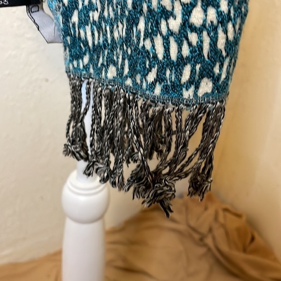 Dimr Brand ~ Patterned Scarf with Fringe - Picture 6 of 7